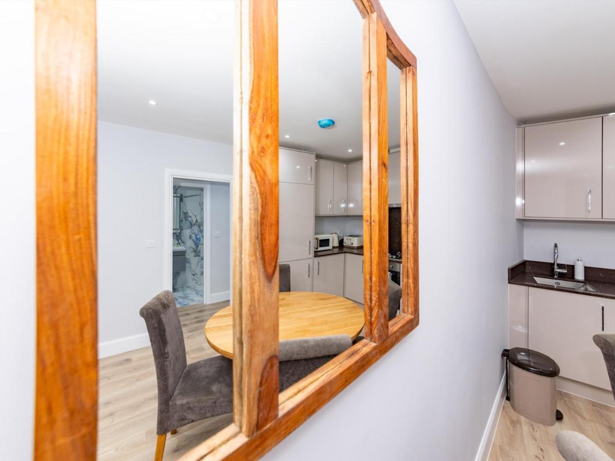 Pass The Keys Brand New Location Flat Modern Decor Apartment Reading