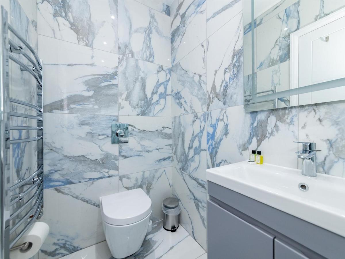 Pass The Keys Brand New Location Flat Modern Decor Apartment